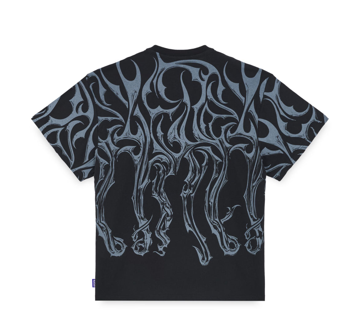 T-shirt Octopus Tribal Blade  by Luca Devinu