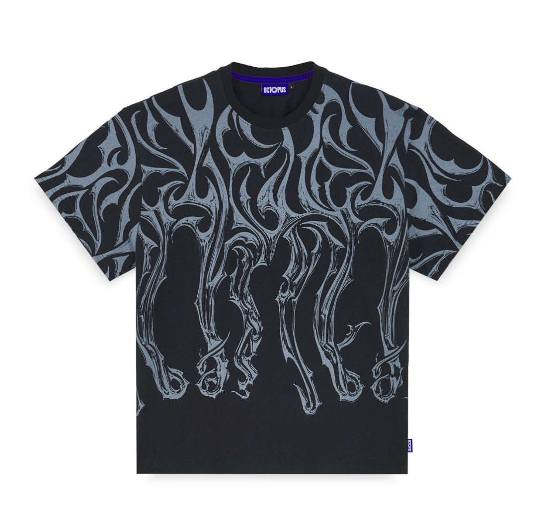 T-shirt Octopus Tribal Blade  by Luca Devinu